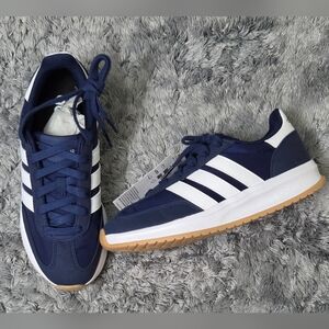 NWT Adidas Run 70s 2.0. Size 5